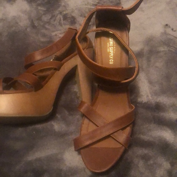 Size 10 heels - Picture 2 of 2